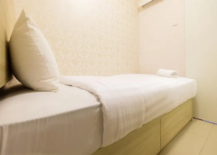 Easy Access To Mall 2Br Green Pramuka City Apartment By Travelio